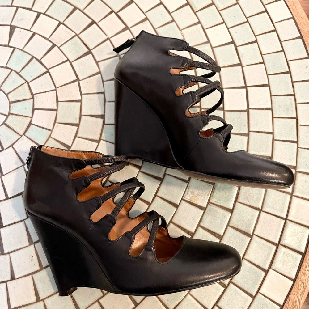Incredible MRKT (Market) strappy wedges!